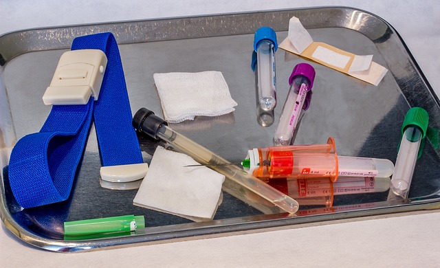 bandeja com materiais para coleta de exames de sangue