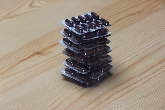 cartela de capsulas marrons sobre mesa de madeira