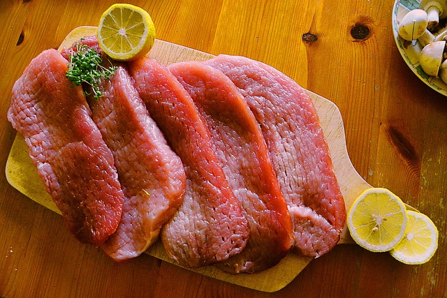 carne crua em cima da tábua com limões