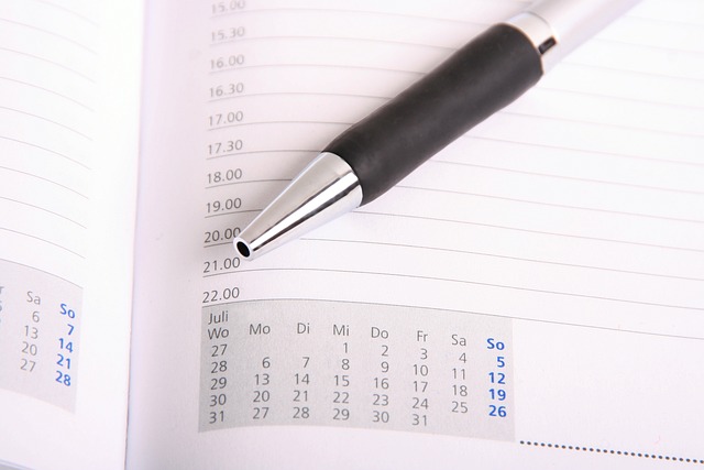 foto de caneta em cima de uma agenda com calendário