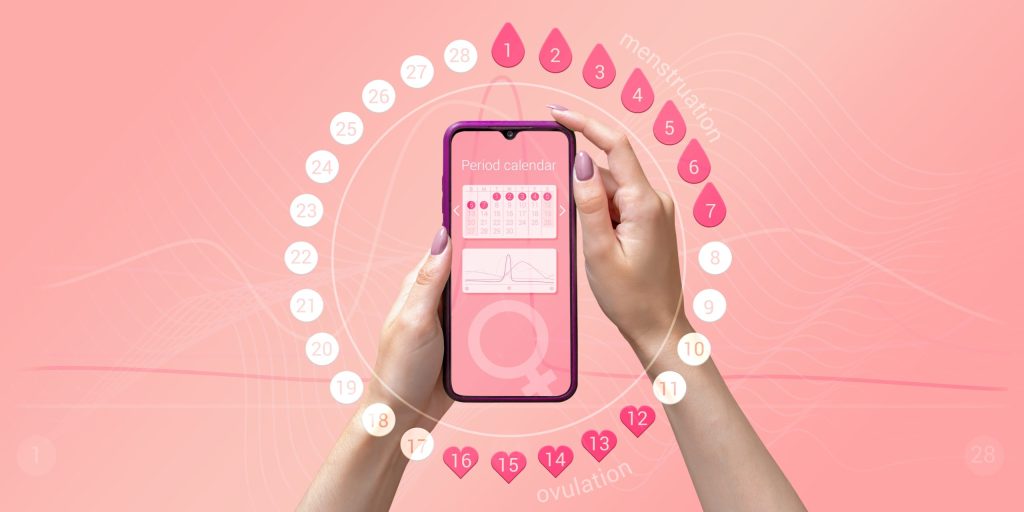mulher segurando celular com anotação de ciclo menstrual e ao redor anotação de ciclo menstrual de forma circular brando e rosa