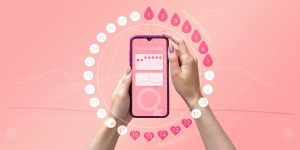 mulher segurando celular com anotação de ciclo menstrual e ao redor anotação de ciclo menstrual de forma circular brando e rosa